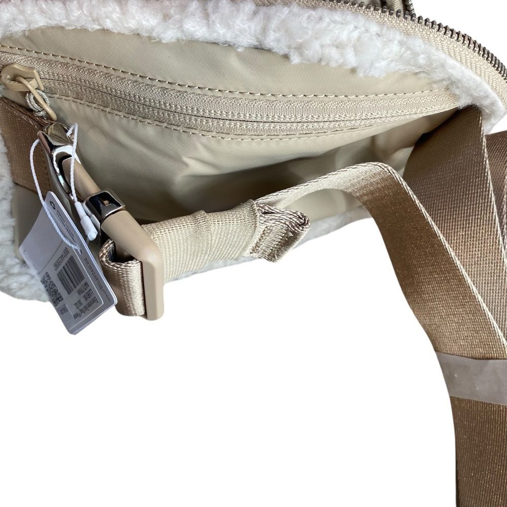 Lululemon Everywhere Belt Bag Fleece‎ Natural Beige Tan Silver Hardware New - Picture 7 of 9